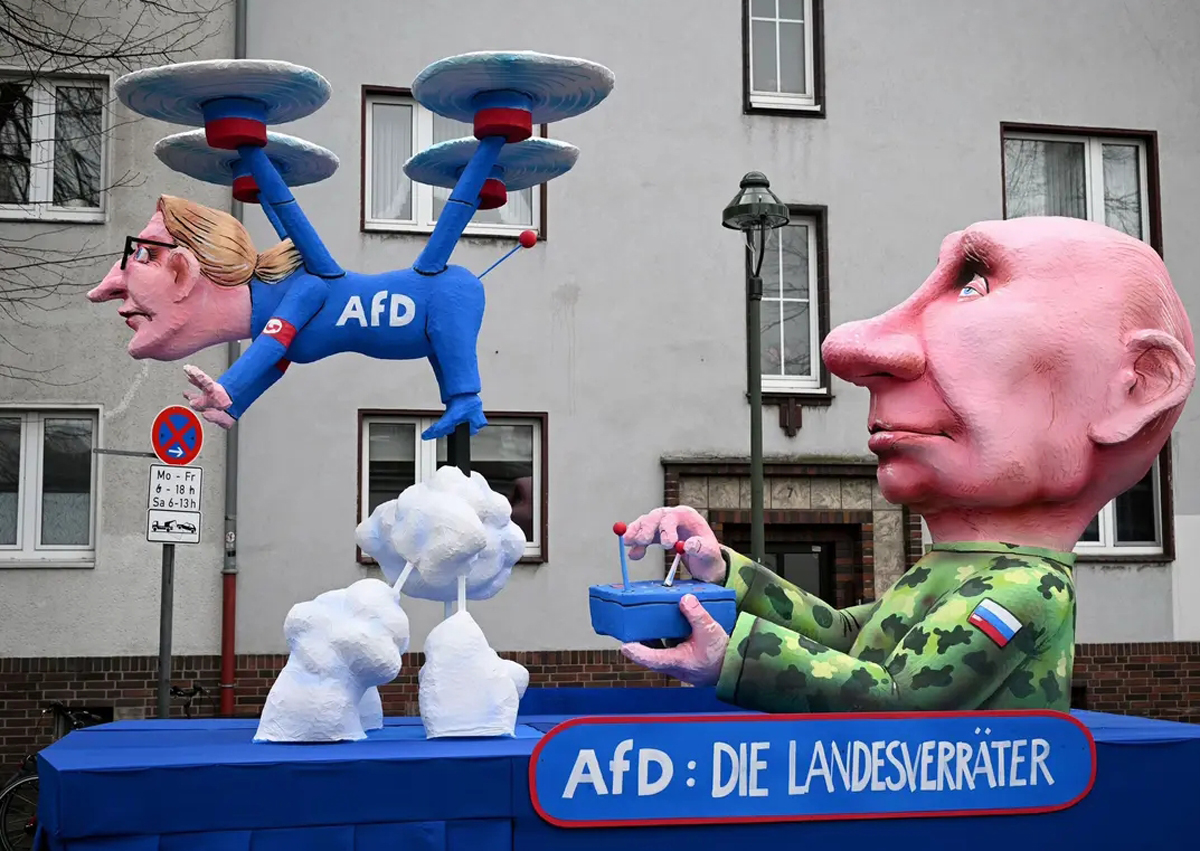 Karnevalswagen in Düsseldorf zum Thema "Landesverrat und AfD"